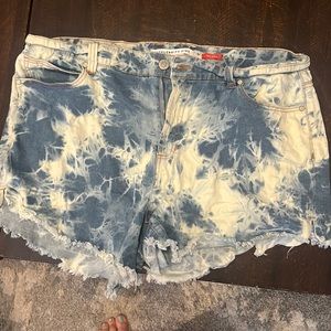 Cute bleach washed shorts